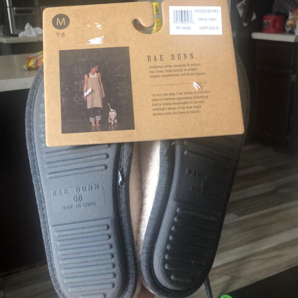 Rae Dunn women’s slippers (7-8) - Picture 4 of 5